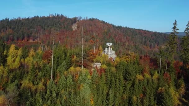 Torre Vigia Uma Rocha Uma Floresta Misturada Outonal Ensolarada Órbita — Vídeo de Stock