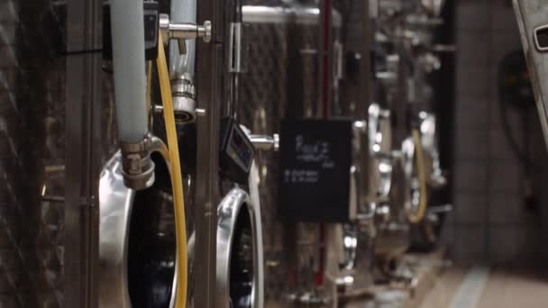Mělké Zaměření Náklonu Záběr Vinných Nádrží Používaných Procesu Výroby Vína — Stock video