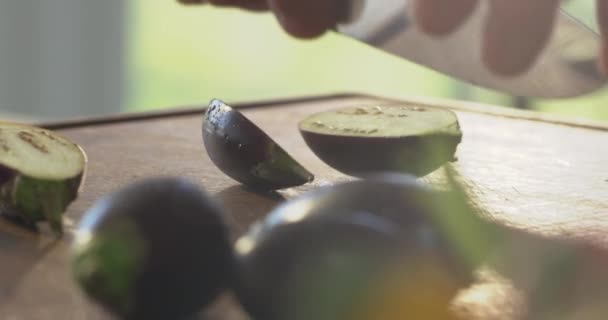 Chef Cortando Algumas Beringelas Com Uma Faca — Vídeo de Stock