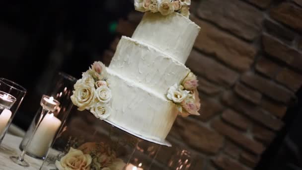 Елегантний Трирівневий Весільний Торт Прикрашеними Квітами Крупним Планом — стокове відео