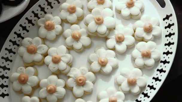 Elegantes Galletas Azúcar Flor Blanca Bandeja Buffet Bodas Ángulo Alto — Vídeos de Stock