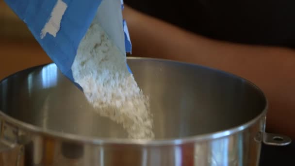 将面粉倒入搅拌碗中制成面包面团 慢动作 — 图库视频影像