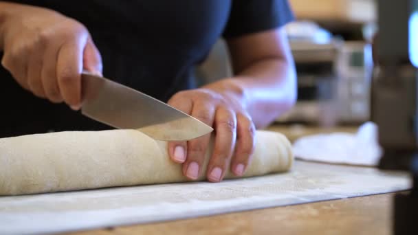 Skivning Rådeg Till Kanelbullar För Bakning Isolerad Slow Motion — Stockvideo