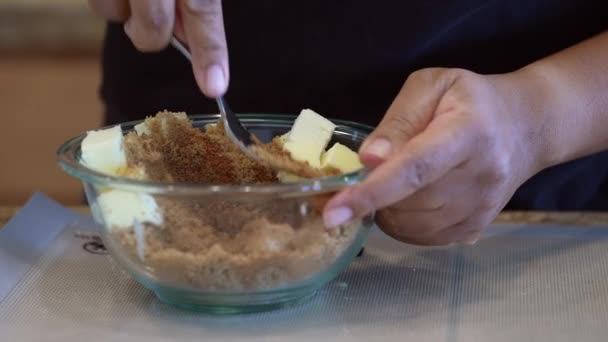 Mezclar Azúcar Morena Mantequilla Con Tenedor Recipiente Vidrio Manos Negras — Vídeos de Stock