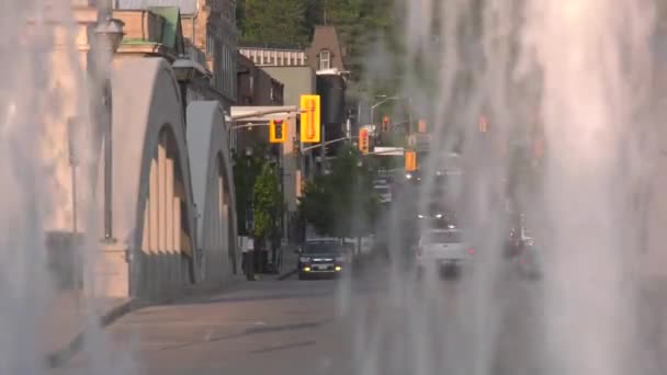 Wasserfontäne Mit Brücke Hintergrund — Stockvideo