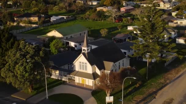 Sonnenbeleuchtete Kirche Von John Union Bei Sonnenuntergang Opotiki Neuseeland Antenne — Stockvideo