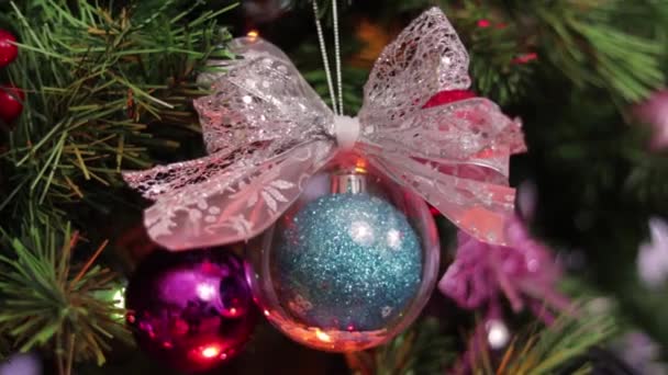 Διαφανής Χριστουγεννιάτικη Μπάλα Κρέμεται Από Χριστουγεννιάτικο Δέντρο Είδη Διακόσμησης Και — Αρχείο Βίντεο