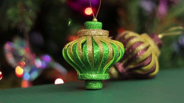緑のカットマットの上に キラキラとした泡のクリスマスオーナメント 美しいクリスマスの装飾 — ストック動画
