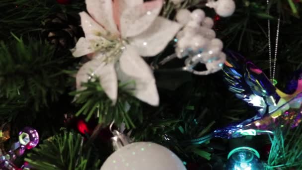 Árvore Natal Ornamentos Bonitos Decorações Natal Panning — Vídeo de Stock