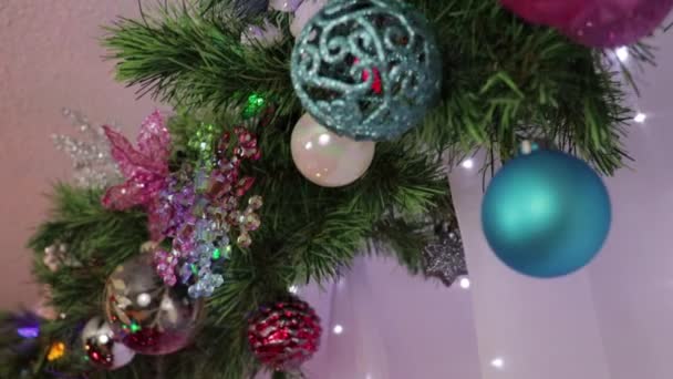 Guirlanda Natal Com Ornamentos Coloridos Decorações Xmas Bonitas — Vídeo de Stock