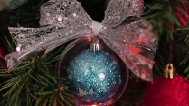透明的圣诞球挂在圣诞树上 装饰和装饰 — 图库视频影像