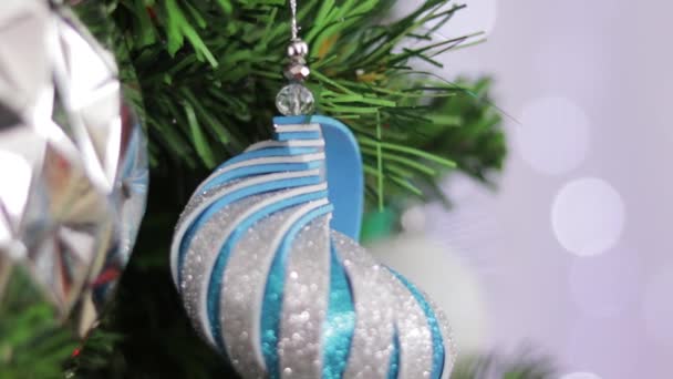 闪亮的Foami圣诞装饰品挂在圣诞树上放大 蓝色和银色 — 图库视频影像