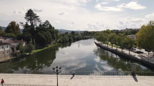 Volando Sobre Viejo Puente Romano Trajano Largo Del Río Tamega — Vídeos de Stock