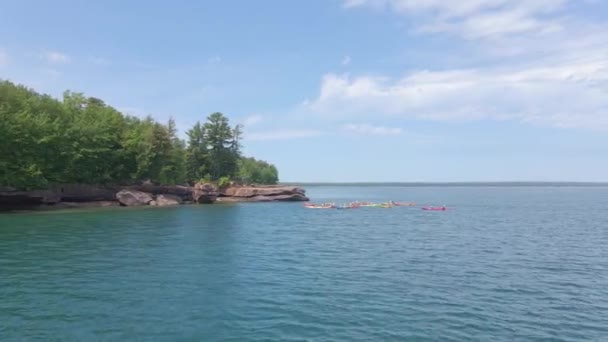 Kajakroere Udforske Kysten Madeline Lake Superior Apostole Området Løbet Sommer – Stock-video