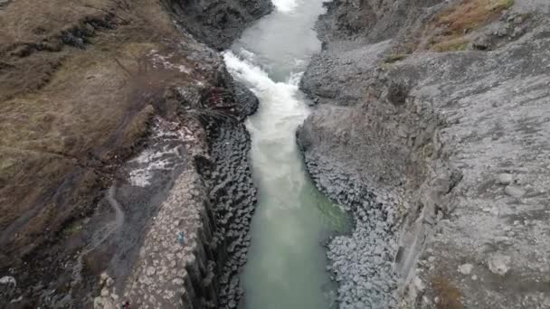 氷河の川によって彫刻されたアイスランドのStudlagil Canyonを明らかにするゆっくりとした空中パン — ストック動画