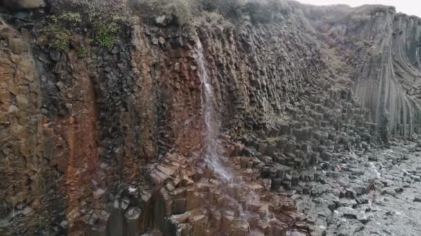 Parallasse Aerea Attorno Una Piccola Cascata Che Scorre Lungo Scogliera — Video Stock