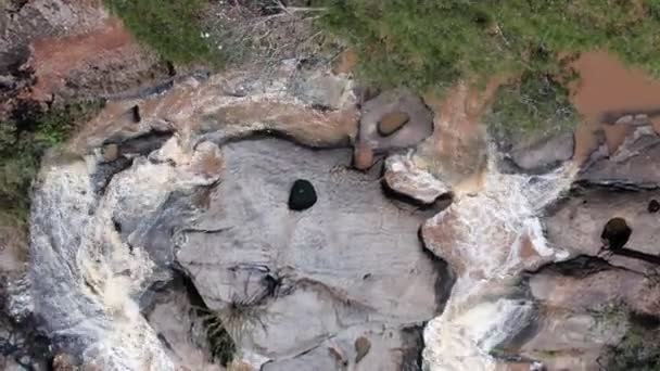 Blick Von Oben Auf Das Wasser Das Über Die Steine — Stockvideo