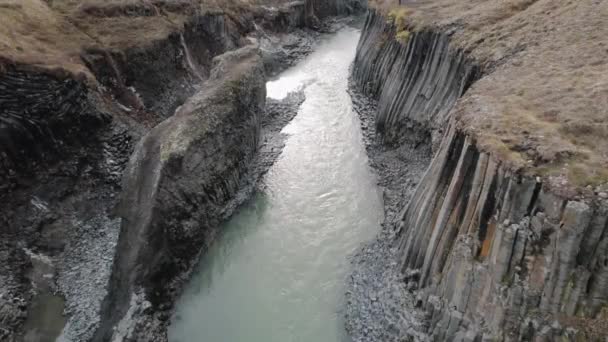 Powolne Zejście Kierunku Rzeki Biegnącej Przez Kanion Studlagil Turyści Krawędzi — Wideo stockowe