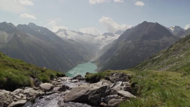 Litte Stream Flowing Foreground Austrian Alps Well Beautiful Blue Lake — Stock Video