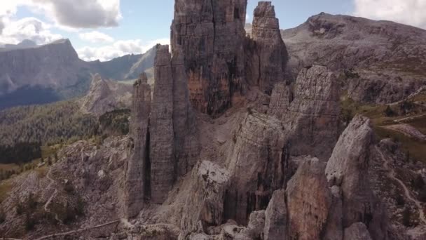 Disparo Dron Paneo Circulación Lenta Cordillera Cinque Torre Los Dolomitas — Vídeo de stock