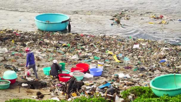 Vervuild Strand Vol Afval Vietnam Persoon Loopt Statische Hoge Hoek — Stockvideo