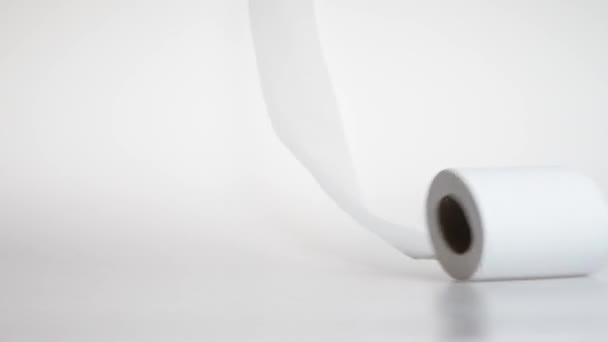 Mouvement Lent Rouleau Toilette Tombant Sortant Cadre Caméra Fond Blanc — Video