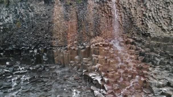 Strzał Ciężarówki Wodospadu Spływającego Bazaltowych Kolumnach Kanionu Studlagil Islandia — Wideo stockowe