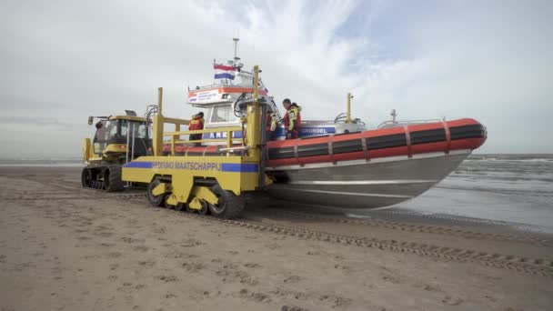 Knrm Lanza Elevador Del Vehículo Recupera Bote Salvavidas Playa Holanda — Vídeo de stock