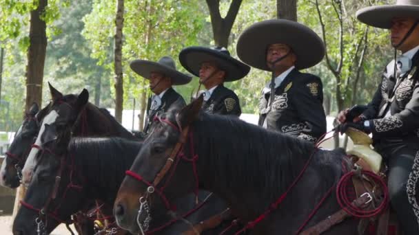 Policie v Mexico City na hlídce na koních v tradiční mexické uniformě sombreros a mariachi oblečení.