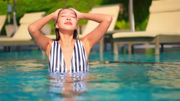 Kadın Gibi Asyalı Bir Kadın Yüzme Havuzunda Yıkanırken Saçından Sıkar — Stok video