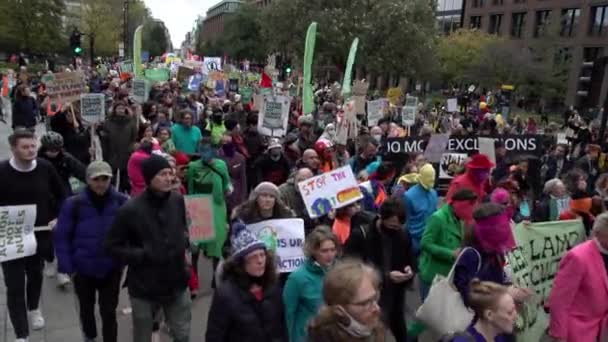 Migliaia Persone Marciano Attraverso Capitale Durante Manifestazione Della Giornata Mondiale — Video Stock