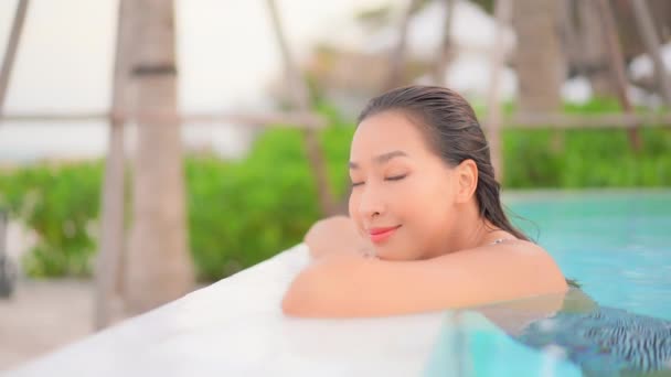 2018 Profile Beautiful Exotic Woman Swimming Pool Edge Enjoying Lazy — 비디오