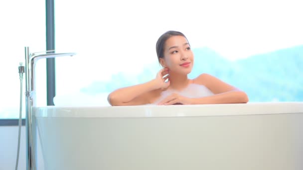 美しいアジアの女性のホワイトバスルーム スパセンター 美容と化粧のコンセプト — ストック動画
