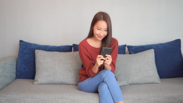 Menina sorridente, deitada no sofá confortável, desfrutando de jogar jogo  online no computador tablet digital viciada em tecnologia criança pequena  feliz usando aplicativos engraçados informações de navegação na web