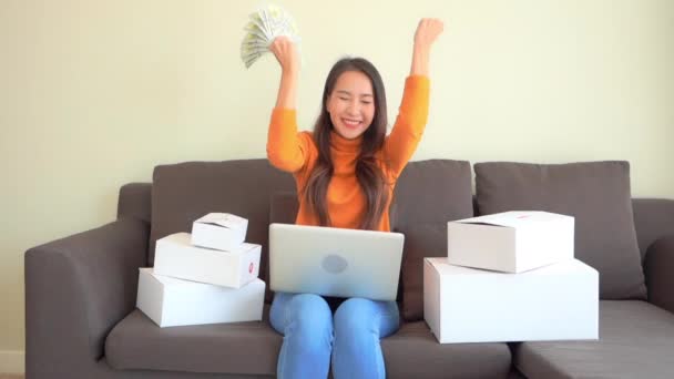 Asian Woman Laptop Cash Money Celebrating Winning Lottery Stock Price — Stock Video