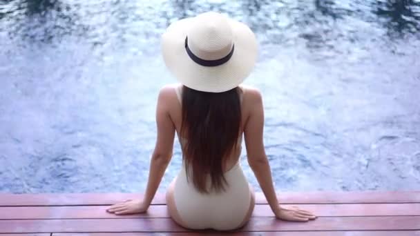 Back Woman Swimsuit Summer Floppy Sunhat Seitting Spa Swimming Pool — Stock video