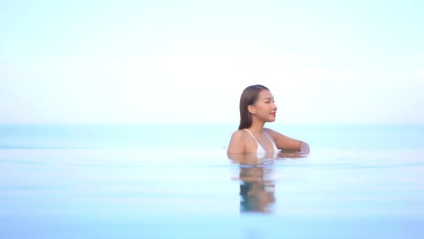 热带天际线与水面完美融合的无限大池中迷人的奇异女子 — 图库视频影像