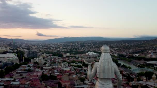 Sololaki Tepesinin Tepesinde Gürcistan Anası Nın Yanından Uçan Hava Uçuşu — Stok video