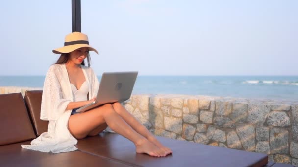 Una Hermosa Mujer Freelancer Trabajando Con Ordenador Portátil Sentada Una — Vídeos de Stock