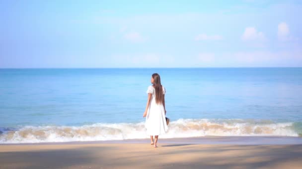 Asian Woman Standing Beach Sea Raising Hands Φορώντας Λευκό Καλοκαιρινό — Αρχείο Βίντεο
