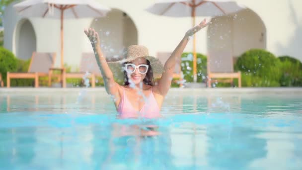 Щаслива Екзотична Жінка Бавиться Водою Плавальному Басейні Розкішного Готелю — стокове відео