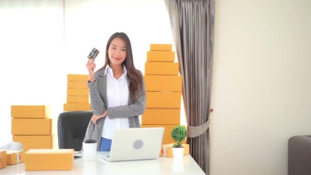 Asiatisk Kvinna Småföretagare Sitt Kontor Visar Bankkort Tittar Kameran — Stockvideo