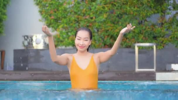 Dětské Asijské Žena Bazénu Postřik Vody Při Pohledu Kameru Plný — Stock video