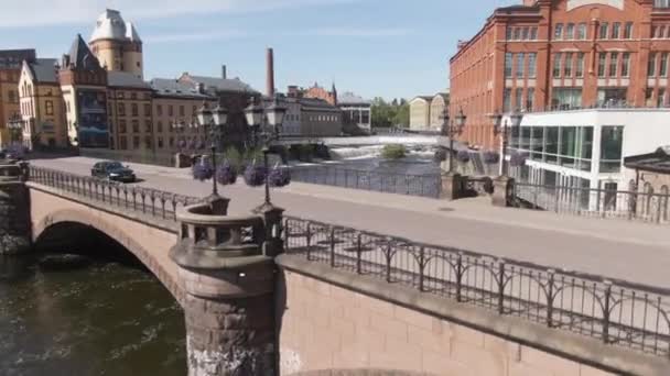 Majestátní Most Řeka Městě Norrkoping Krásnými Starými Městskými Budovami — Stock video
