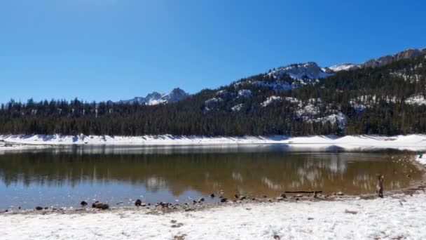 Reflejando Mamut Lago Herradura Con Montañas Nevadas Con Roca Que — Vídeo de stock