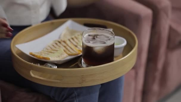 Chica Sentada Salón Belleza Bebiendo Helado Una Bandeja Madera — Vídeos de Stock