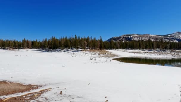 Weitwinkel Hufeisensee Mit Schneebedeckten Bergen Klaren Blauen Himmel Hintergrund Mammoth — Stockvideo