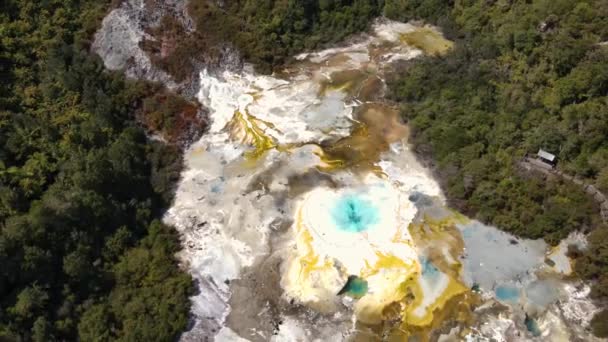 Erstaunliche Luftaufnahme Von Orakei Korako Smaragdgrüne Thermalquelle Und Farbenfroher Thermalbereich — Stockvideo