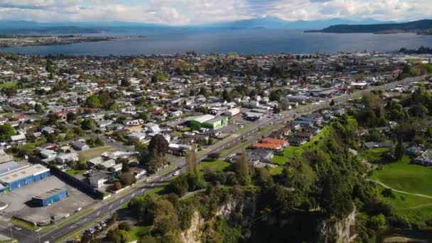 ニュージーランドの空中都市タウポ湖の正面にTaupo町 引くバックワイカト川を明らかに — ストック動画