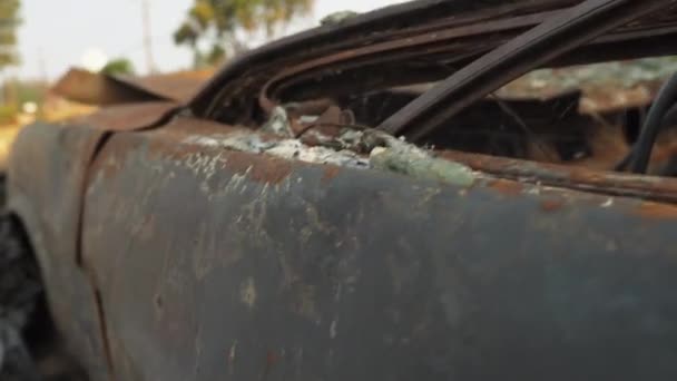 Καμένο Και Κατεστραμμένο Αυτοκίνητο Στον Παράδεισο — Αρχείο Βίντεο